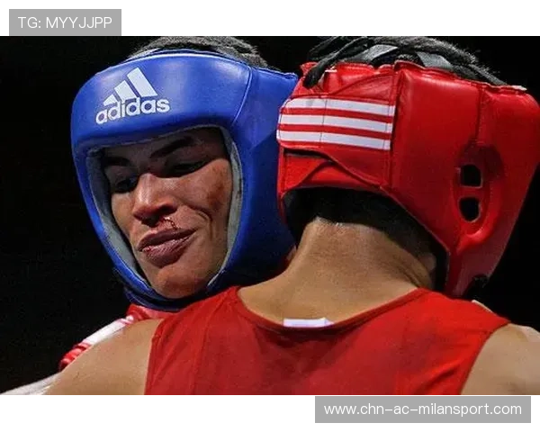 拳击场上的温情瞬间：对手拥抱泪洒全场