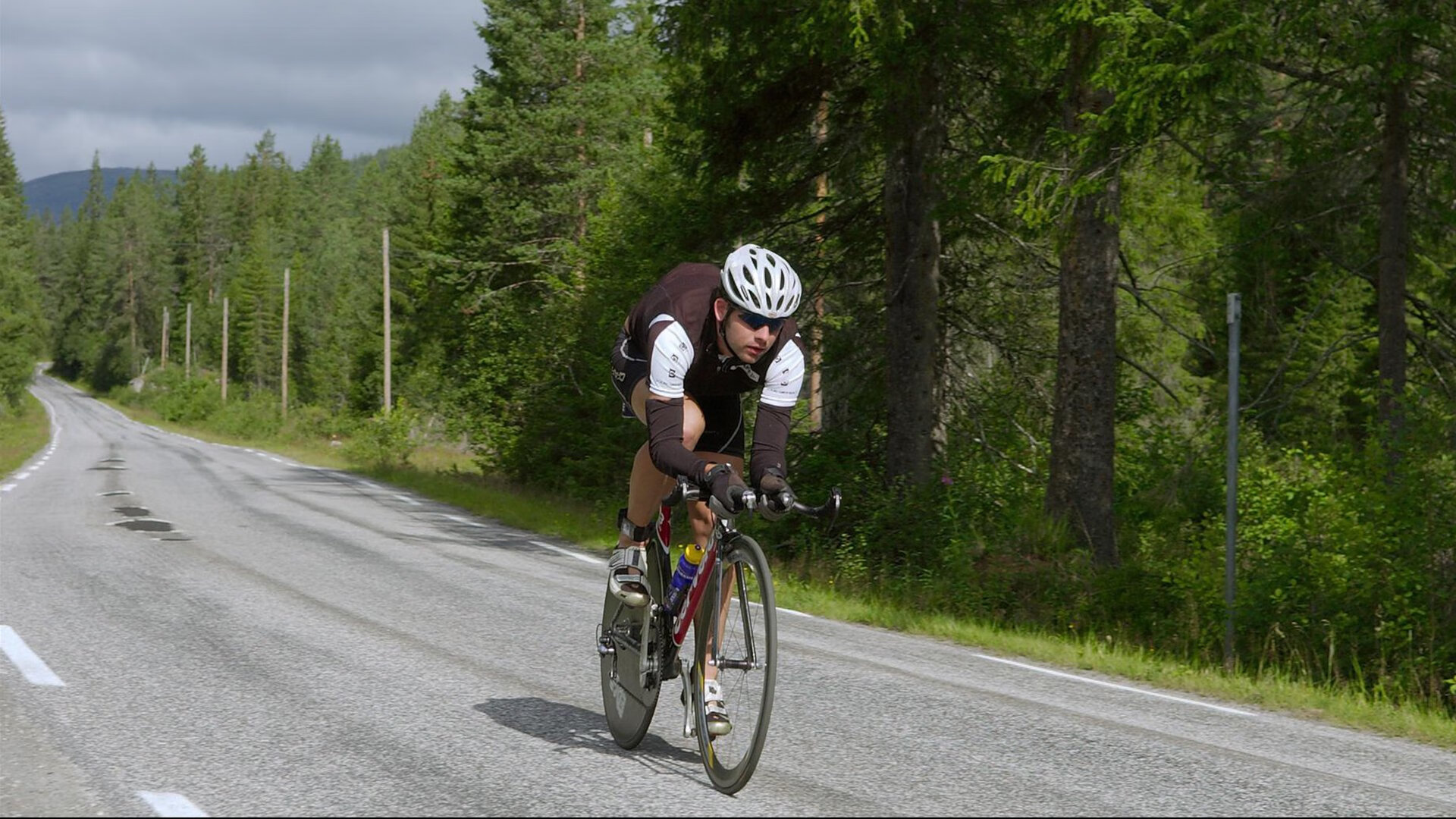 尼尔·巴特尔展现出极强的防守意识，成为袋鼠队的防线核心，尼尔巴纳德